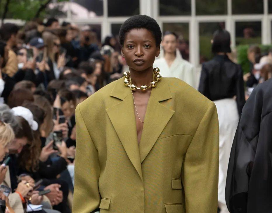 Оверсайз. Кому идет, а кому стоит воздержаться? Рассказывает звездный стилист